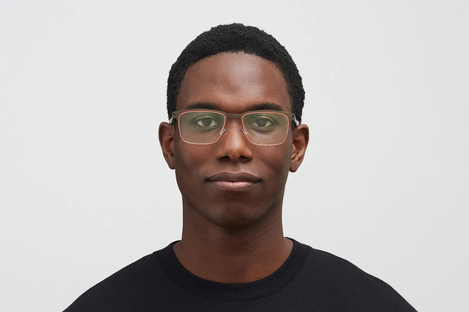 Model nosi Mykita Harrison dioptrijske naočare u boji Camougreen/Tangerine