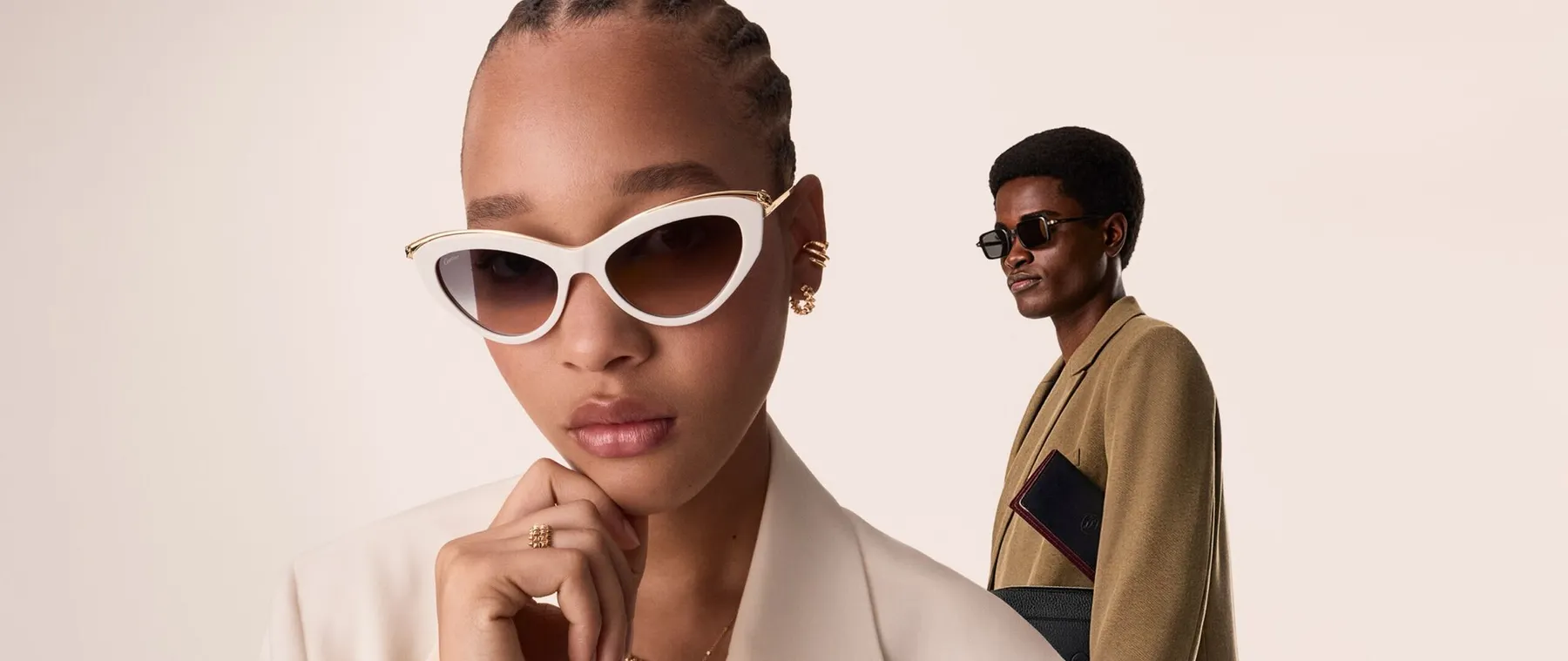 Dva modela sa Cartier sunčanim naočarima u svetlom kampanjskom kadru