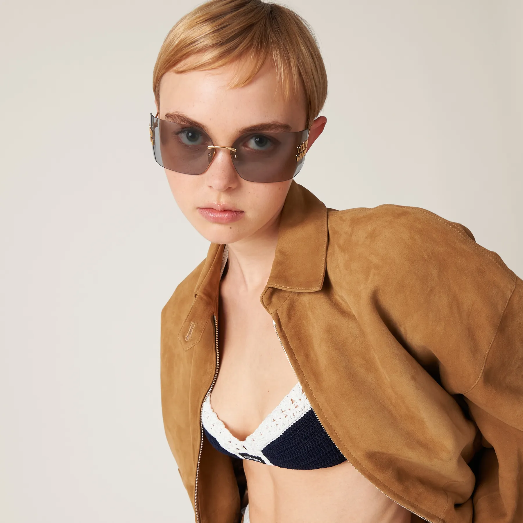 Model nosi Miu Miu Aube MU 54YS, zlatni okvir i stakla Light Gray