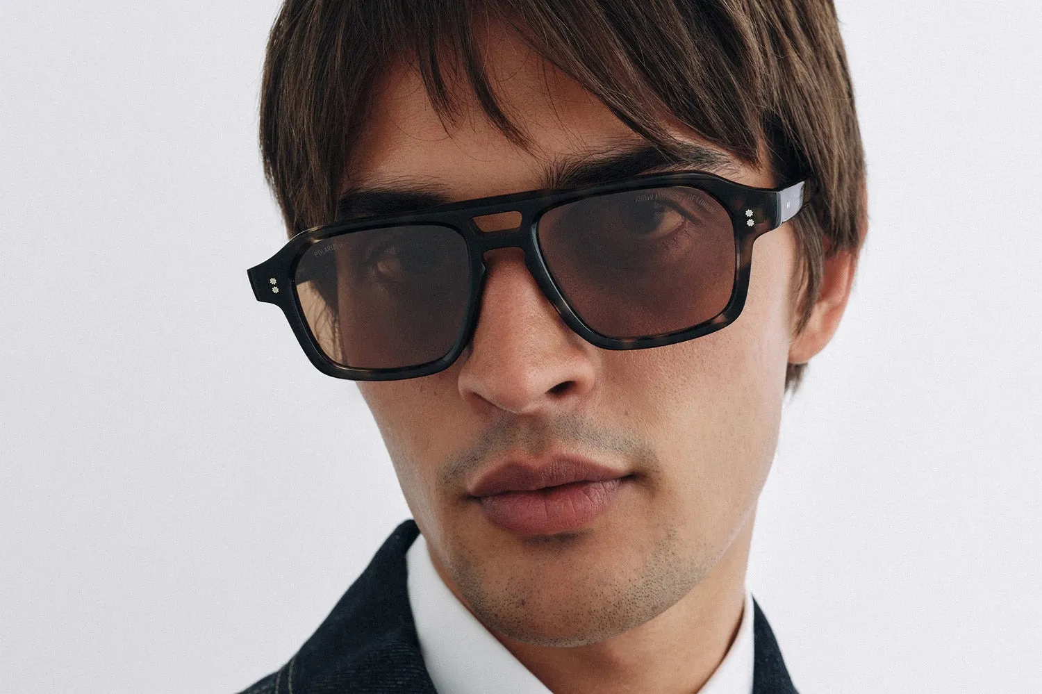 Model nosi Cutler and Gross GR15 Aviator u boji Grey Havana, sa braon polarizovanim staklima