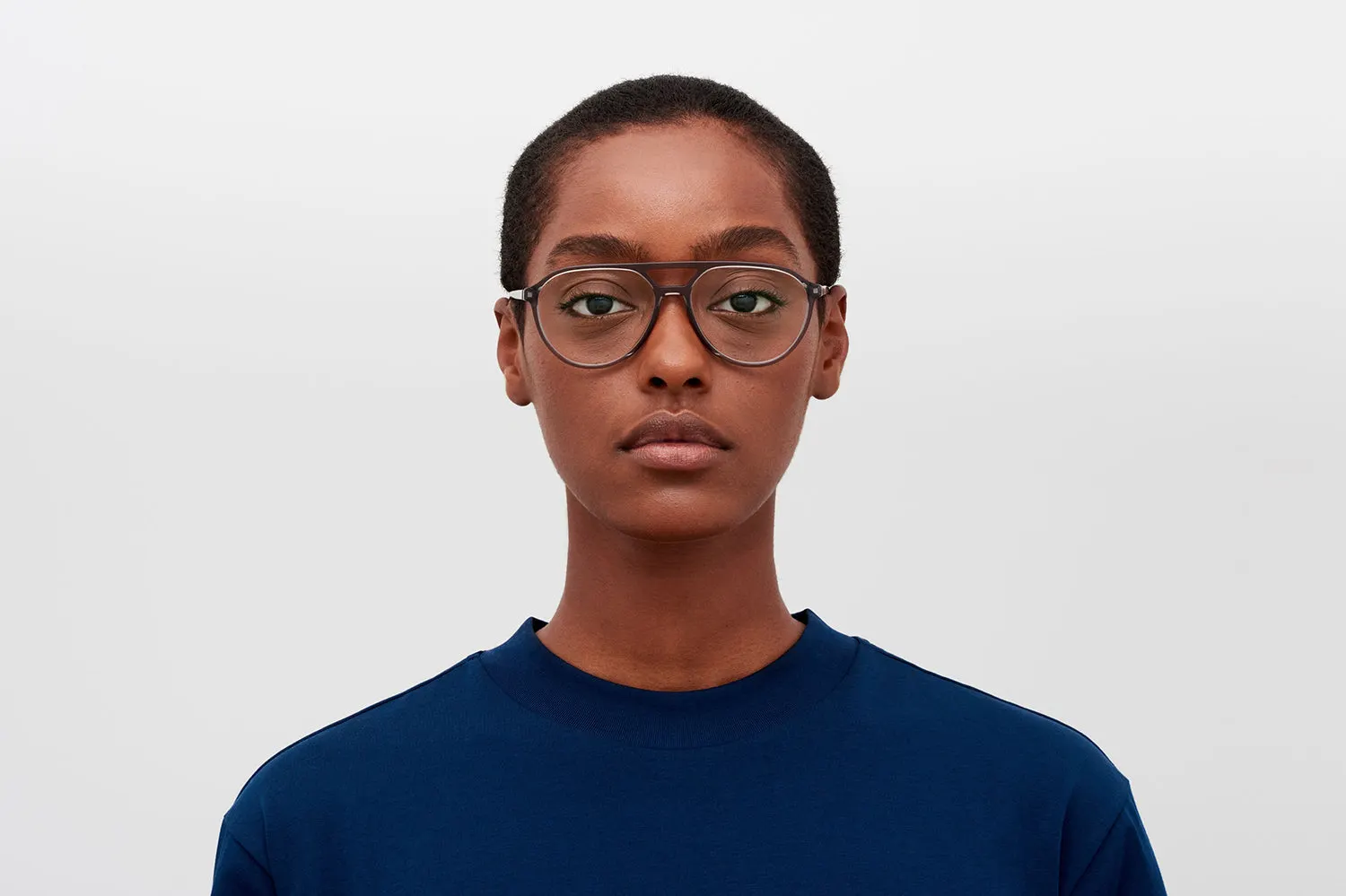 Model nosi Mykita Atine dioptrijske naočare u boji Clear Ash/Pearl