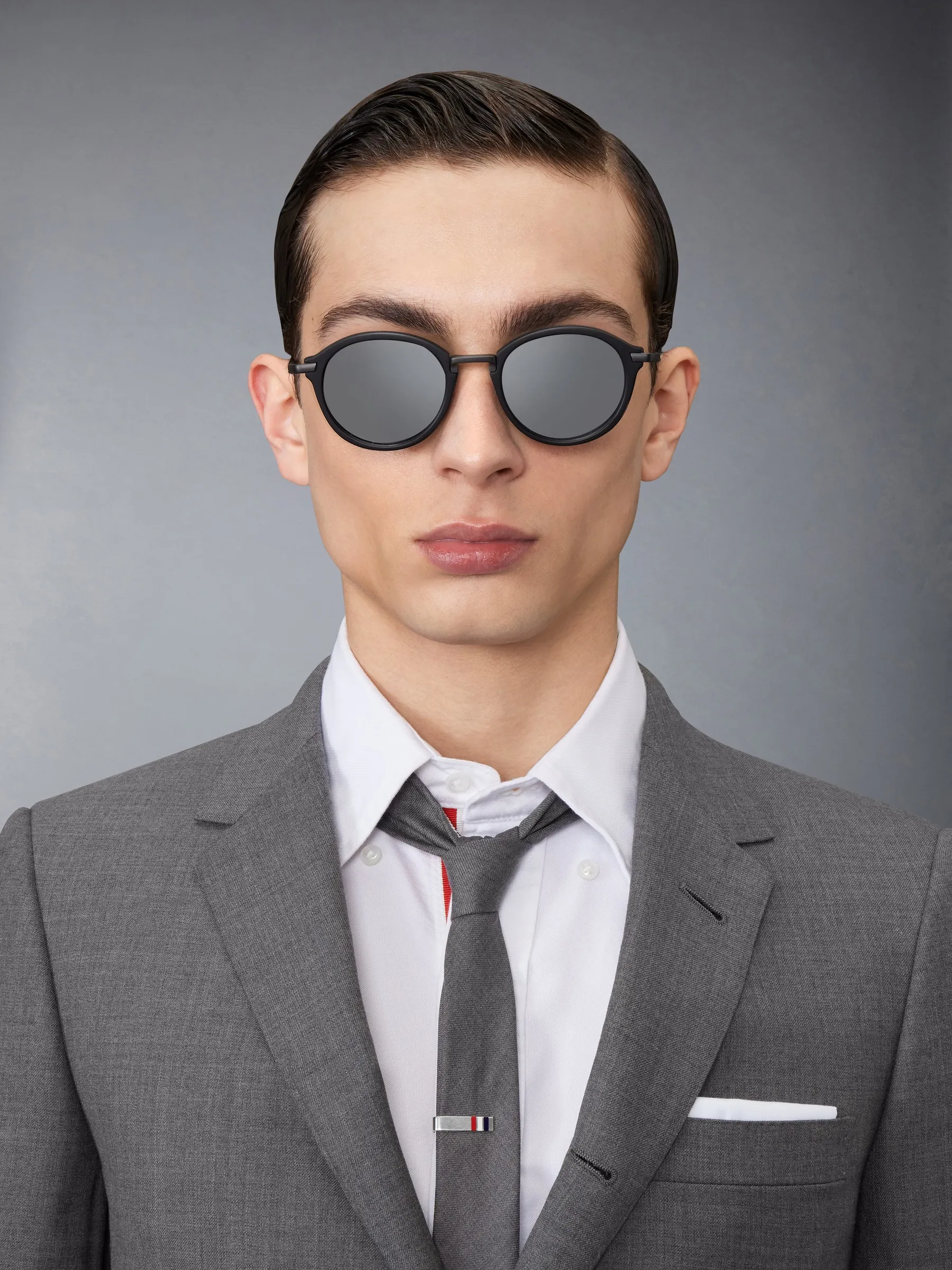 Model nosi Thom Browne UES011A sunčane naočare u boji Matt Black