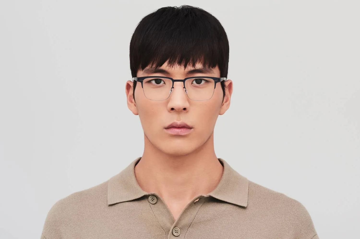 Model nosi Mykita Cormac dioptrijske naočare u boji Shiny Graphite/Nearly Black
