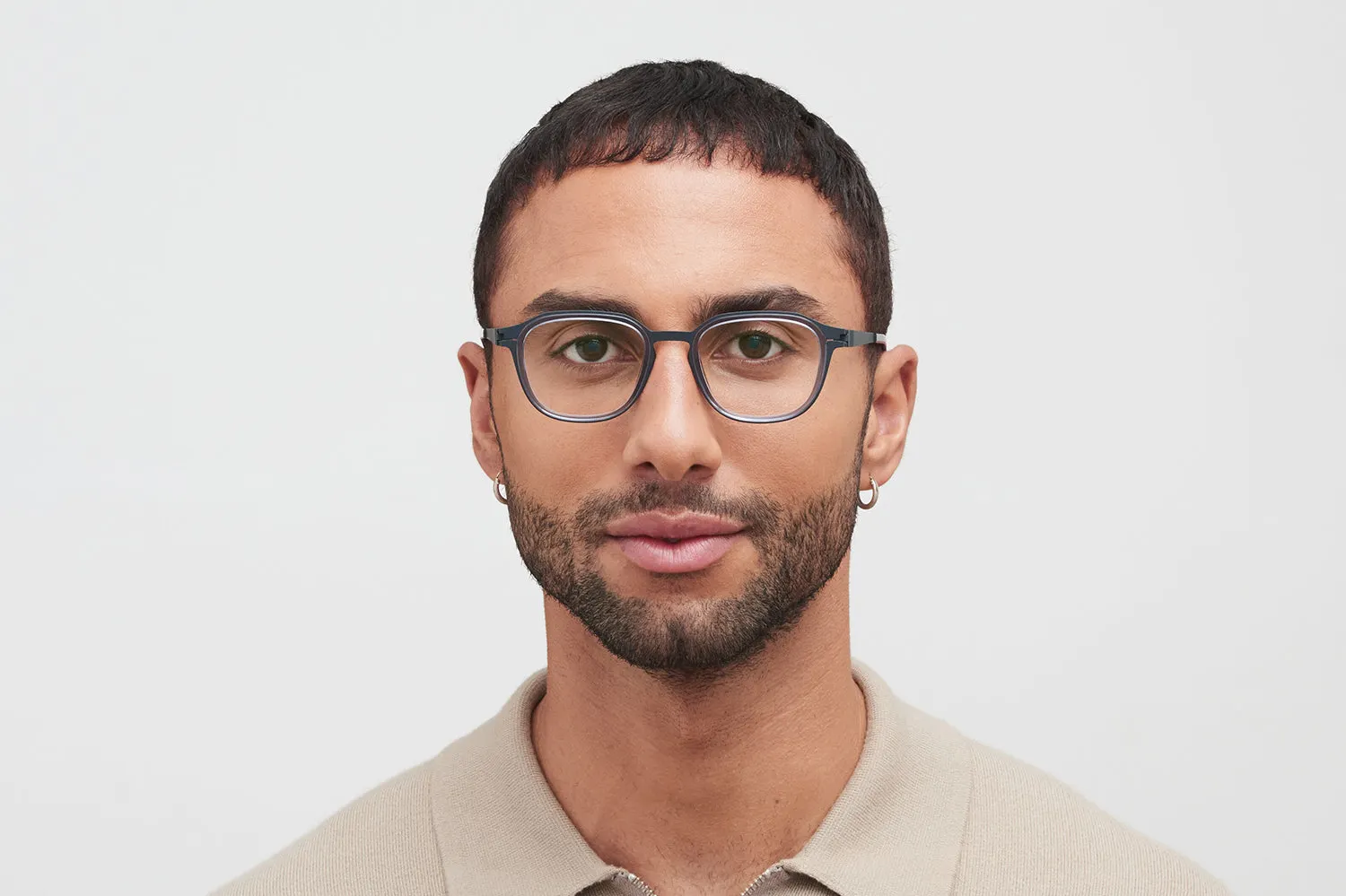 Model nosi Mykita Hawi dioptrijske naočare u boji Indigo/Deep Ocean