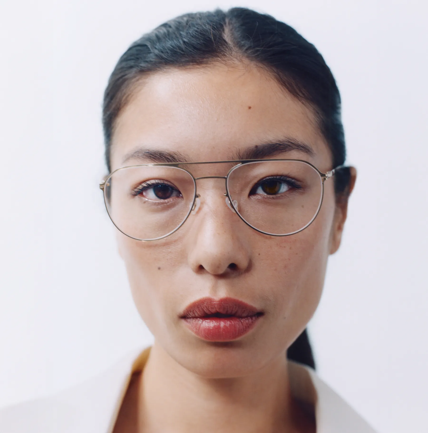 MYKITA kampanjski portret sa tankim metalnim dioptrijskim okvirom
