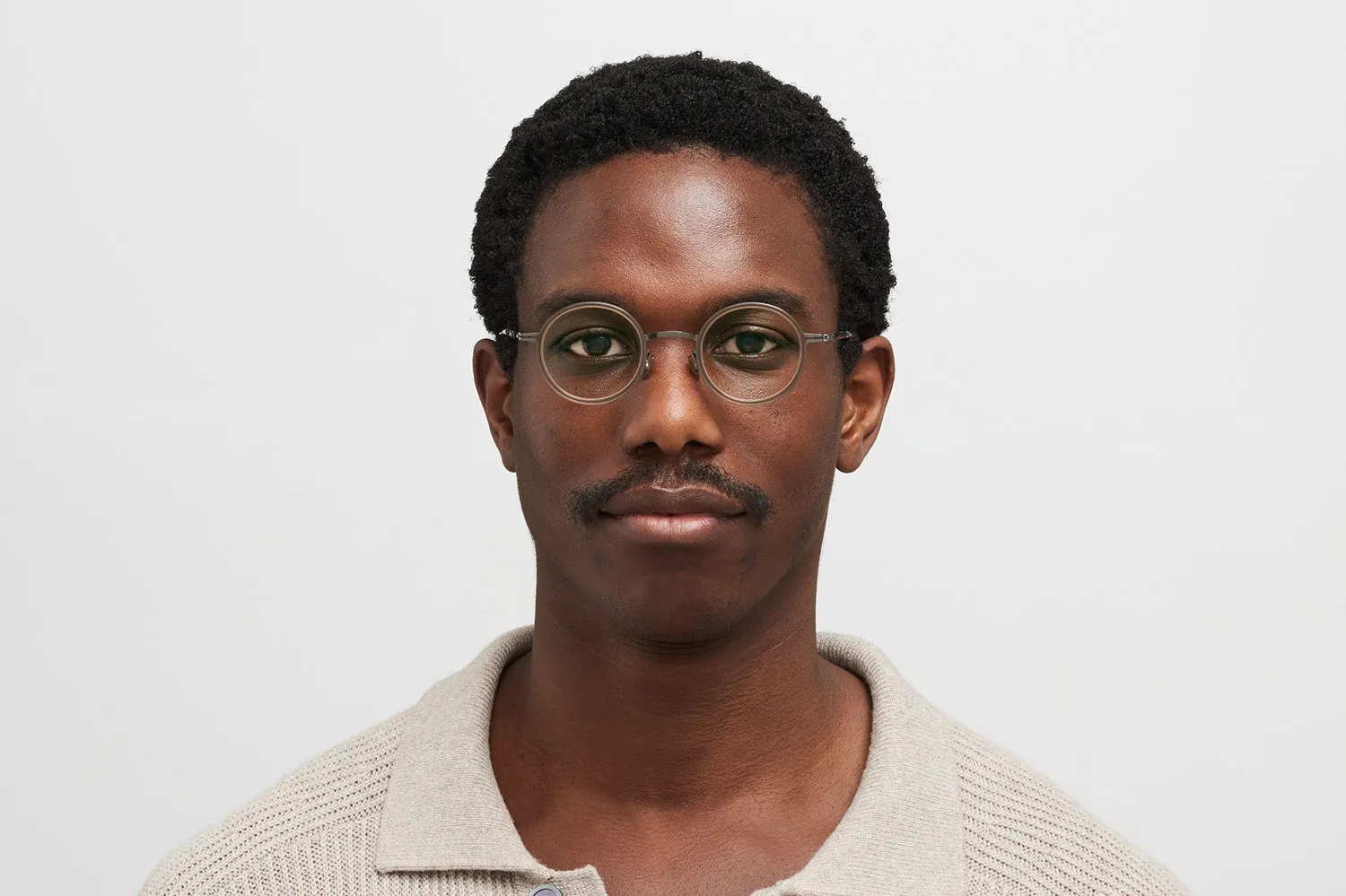 Model nosi Mykita Eetu dioptrijske naočare u boji Shiny Graphite/Taupe