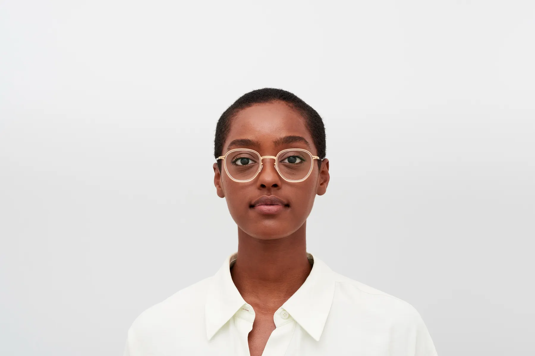 Mykita Kiva naočare, boja Glossy Gold/Desert Haze, na licu