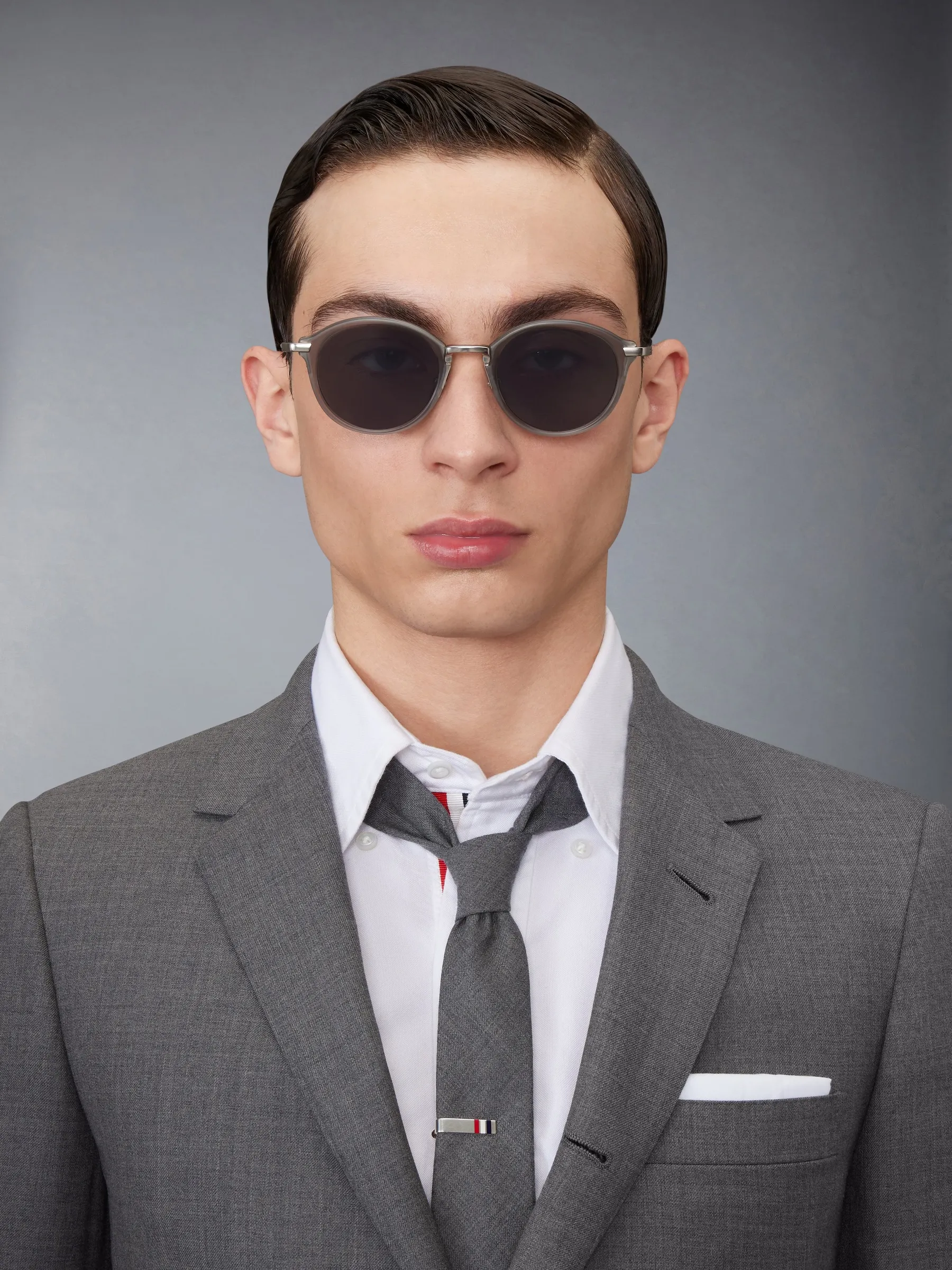 Model nosi Thom Browne UES011A sunčane naočare u boji Satin Crystal Grey