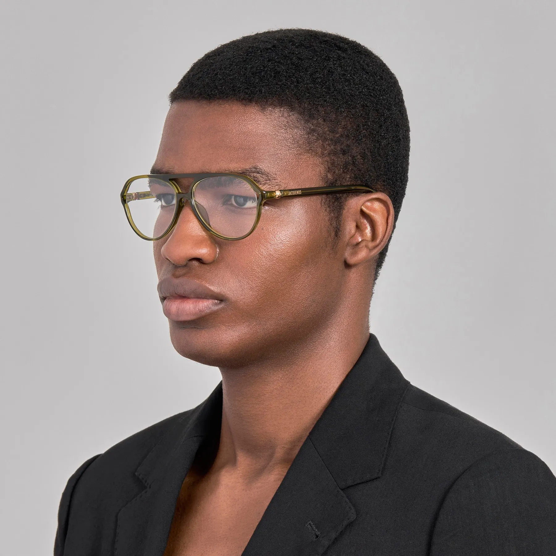 Model nosi Jacquemus Pastro Optical dioptrijske naočare u boji Khaki