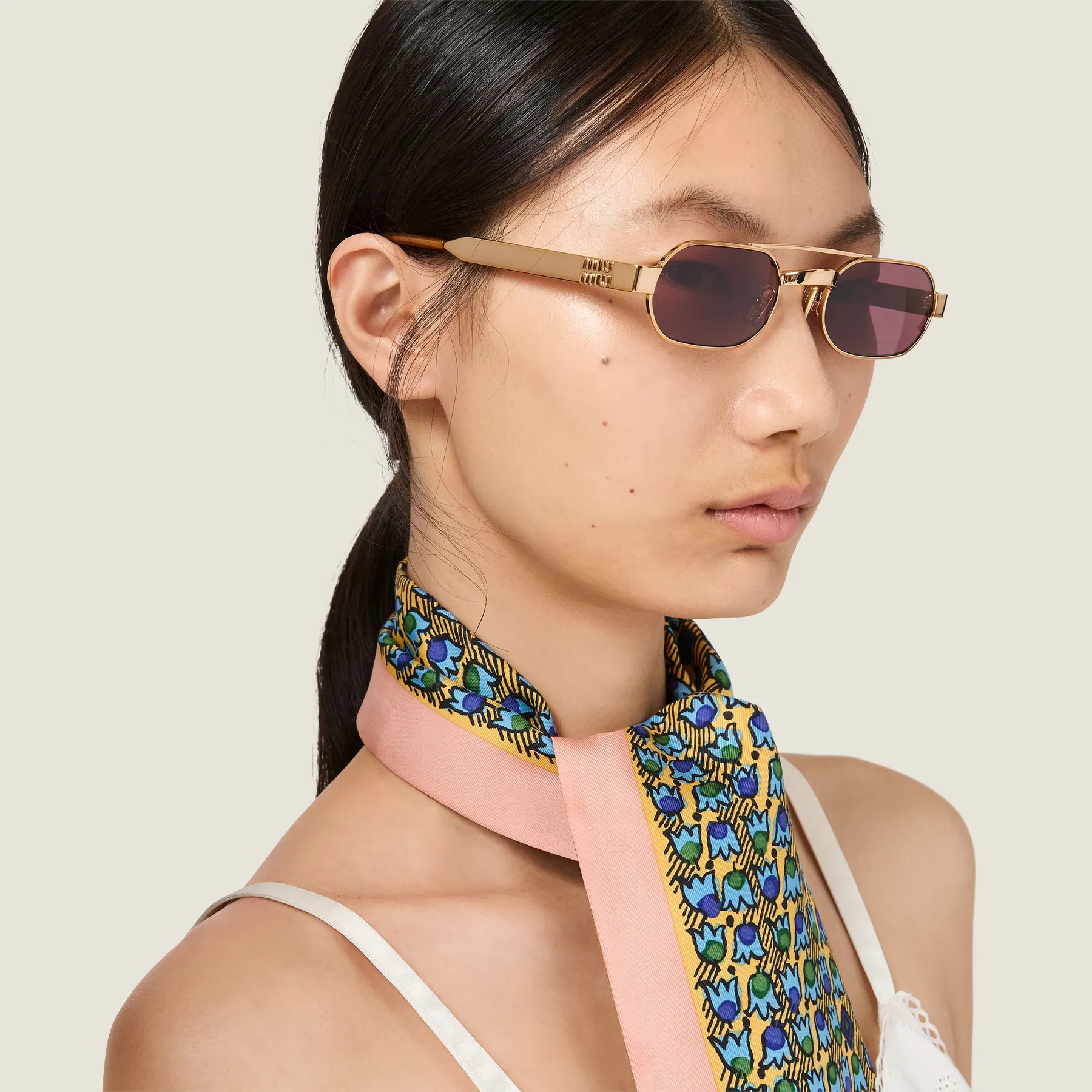 Model nosi Miu Miu Envie MU B52S, okvir od mesinga i stakla Marsala Red Bio