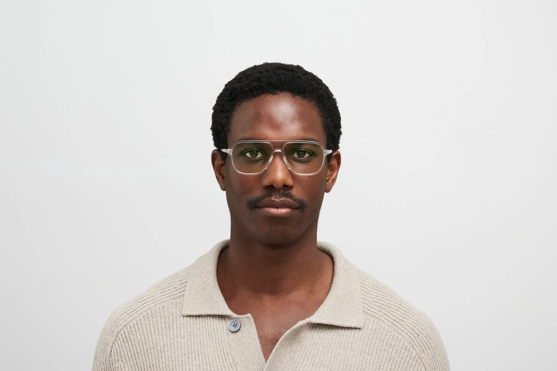 Model nosi Mykita Kami naočare, providne
