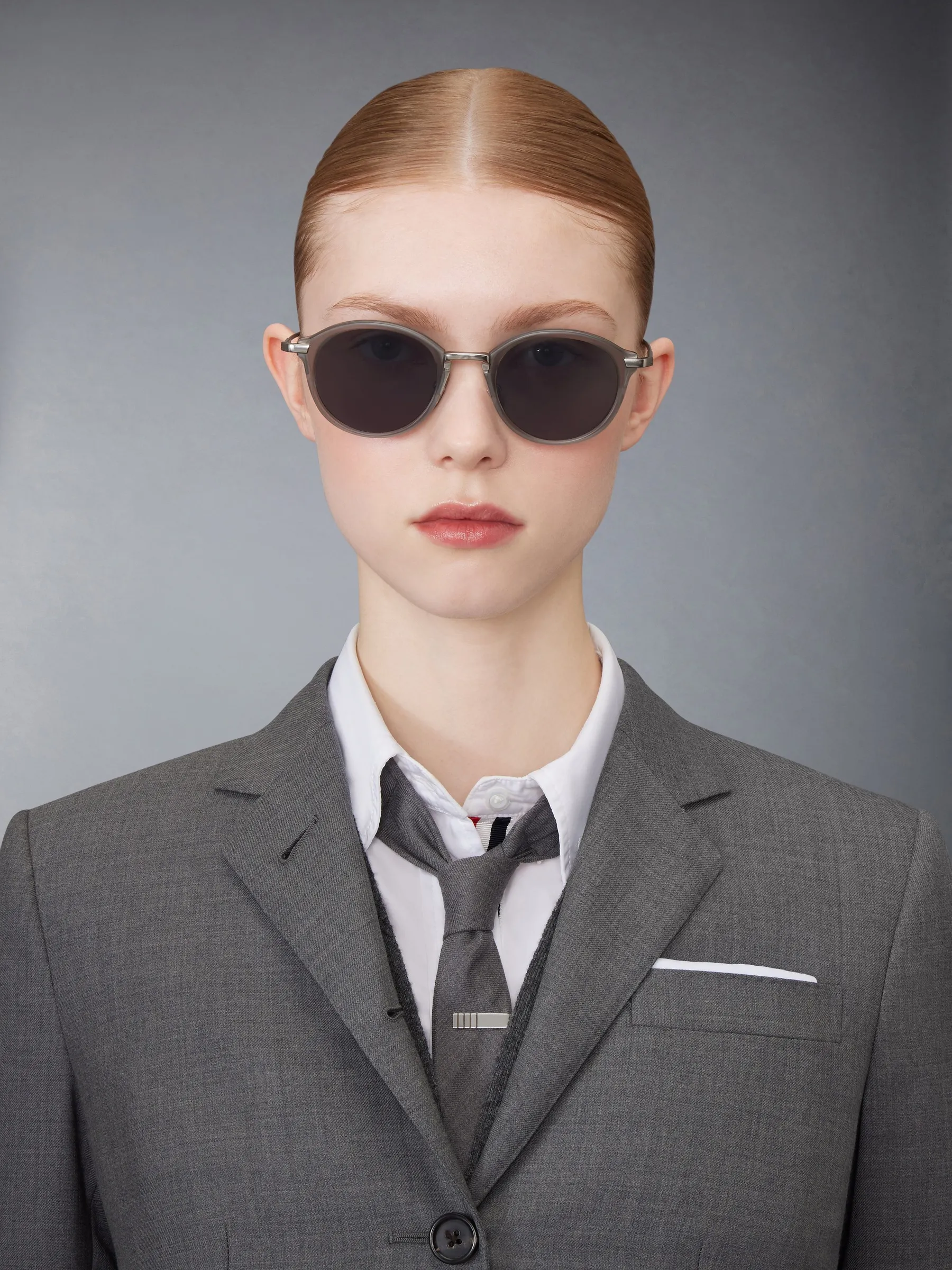 Model nosi Thom Browne UES011A sunčane naočare u boji Satin Crystal Grey