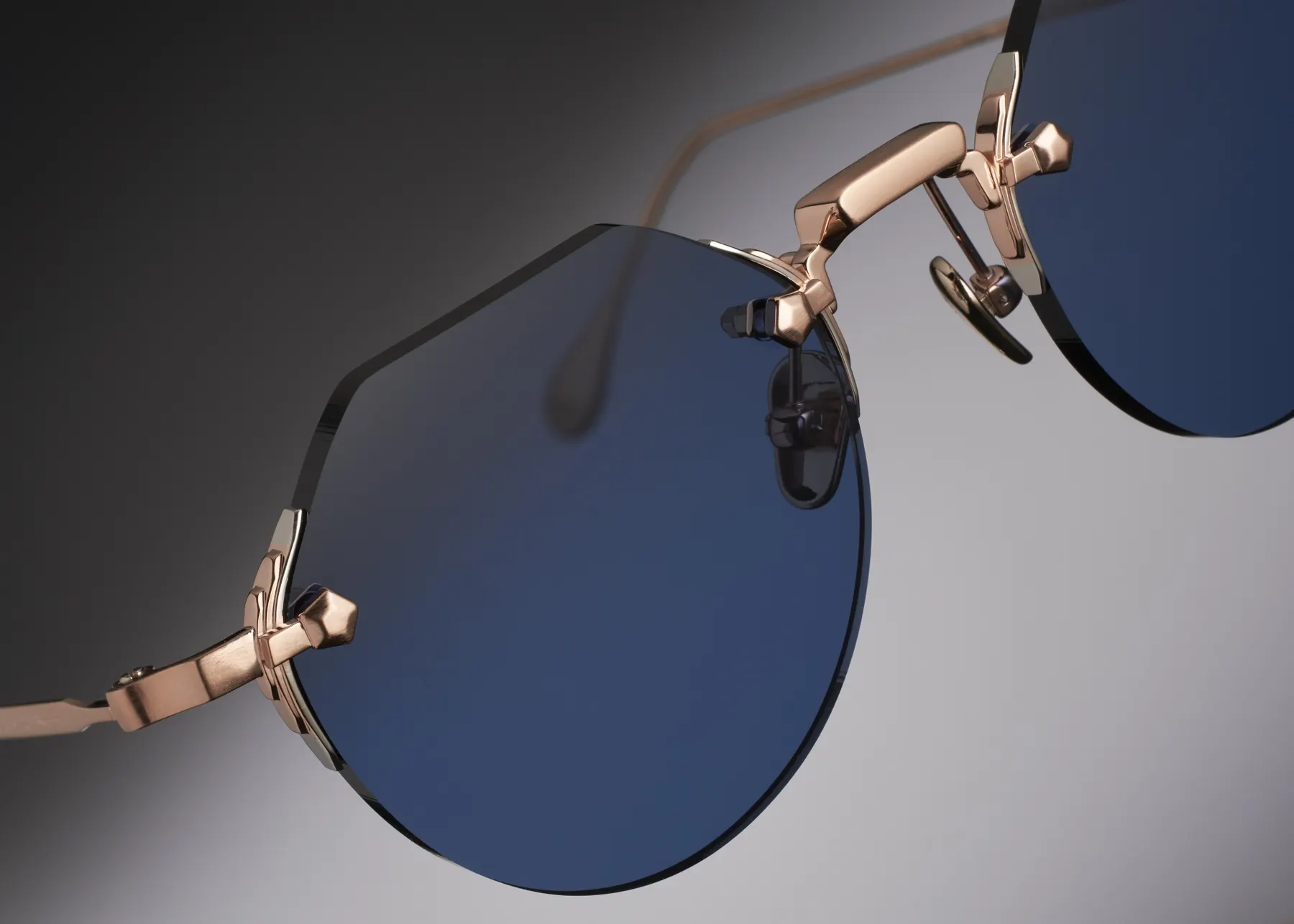 Massada Pentagon Supreme u boji Brushed Rose Gold sa Light Navy staklima, krupni kadar petougaonog mosta