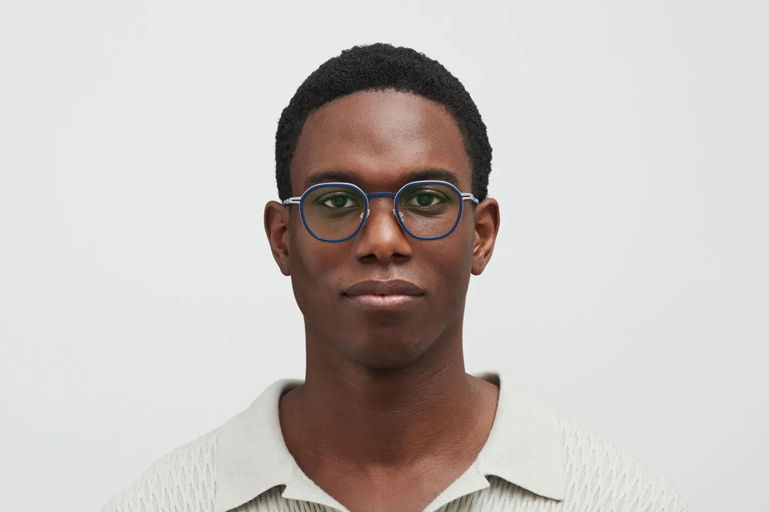 Model nosi Mykita Birch dioptrijske naočare u boji Navy/Shiny Silver/Yale Blue
