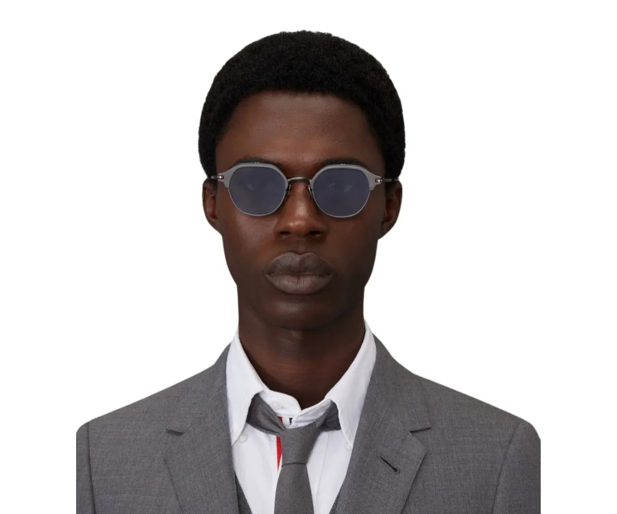 Model nosi Thom Browne UES812A sunčane naočare u boji Black Iron