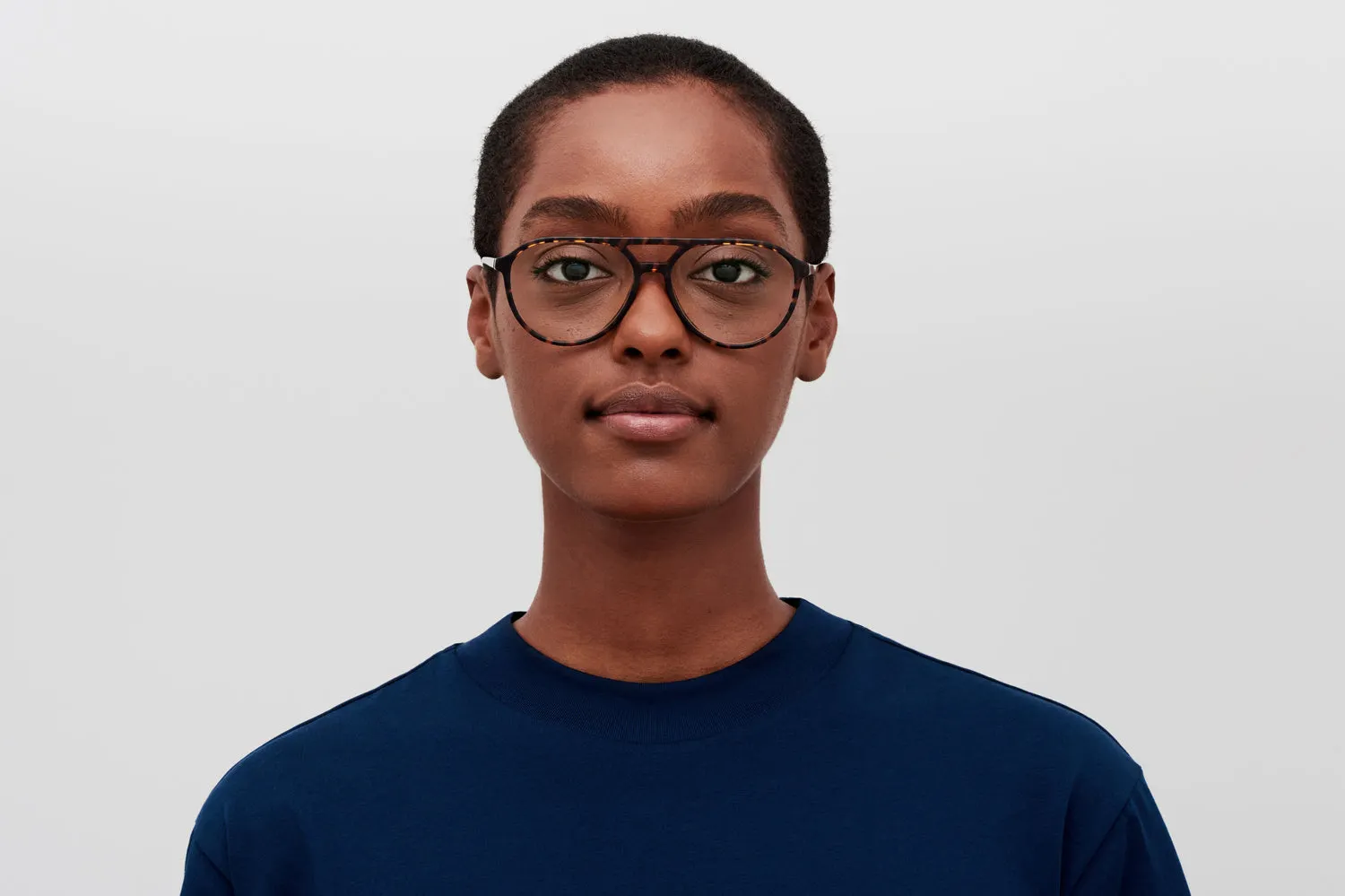 Model nosi Mykita Atine dioptrijske naočare u boji Amber Havana/Pearl