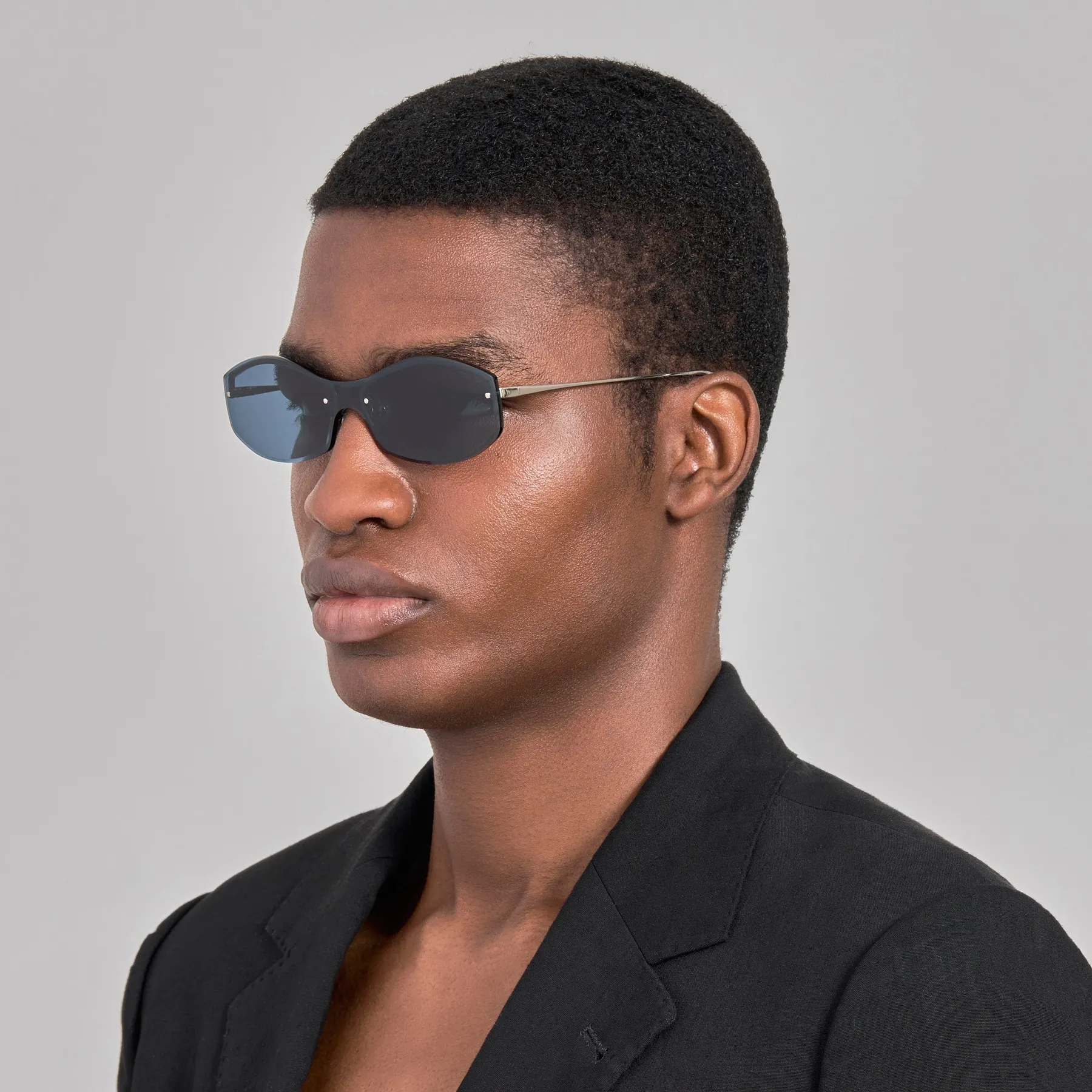 Model wearing Jacquemus Miami sunglasses in Silver