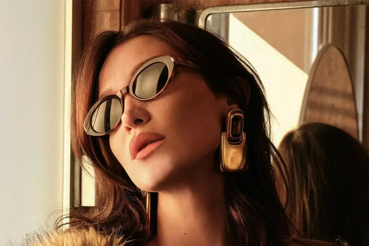 Kampanja naočara Saint Laurent, jesen-zima 2024: Bella Hadid u sunčanim naočarima oblika mačjeg oka