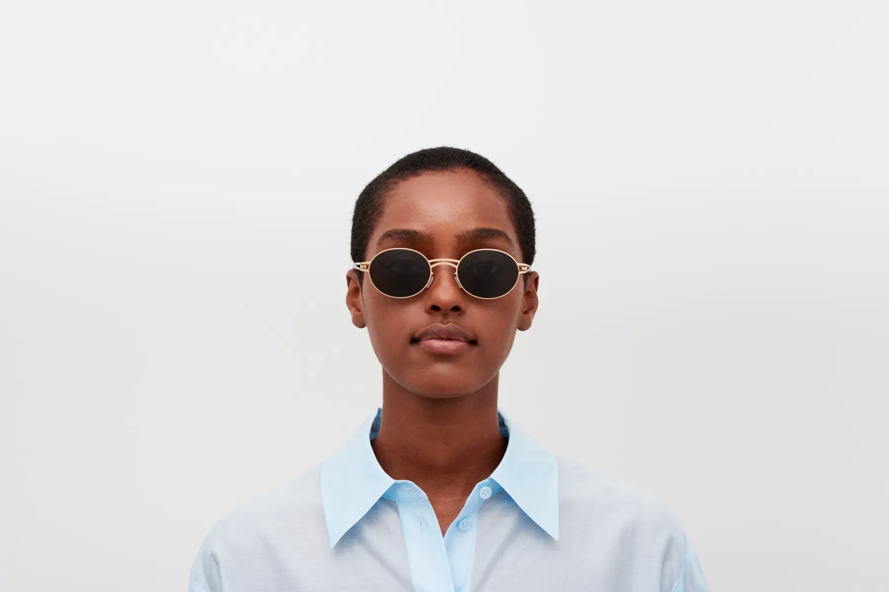 Mykita Dada naočare, boja Champagne Gold, na licu