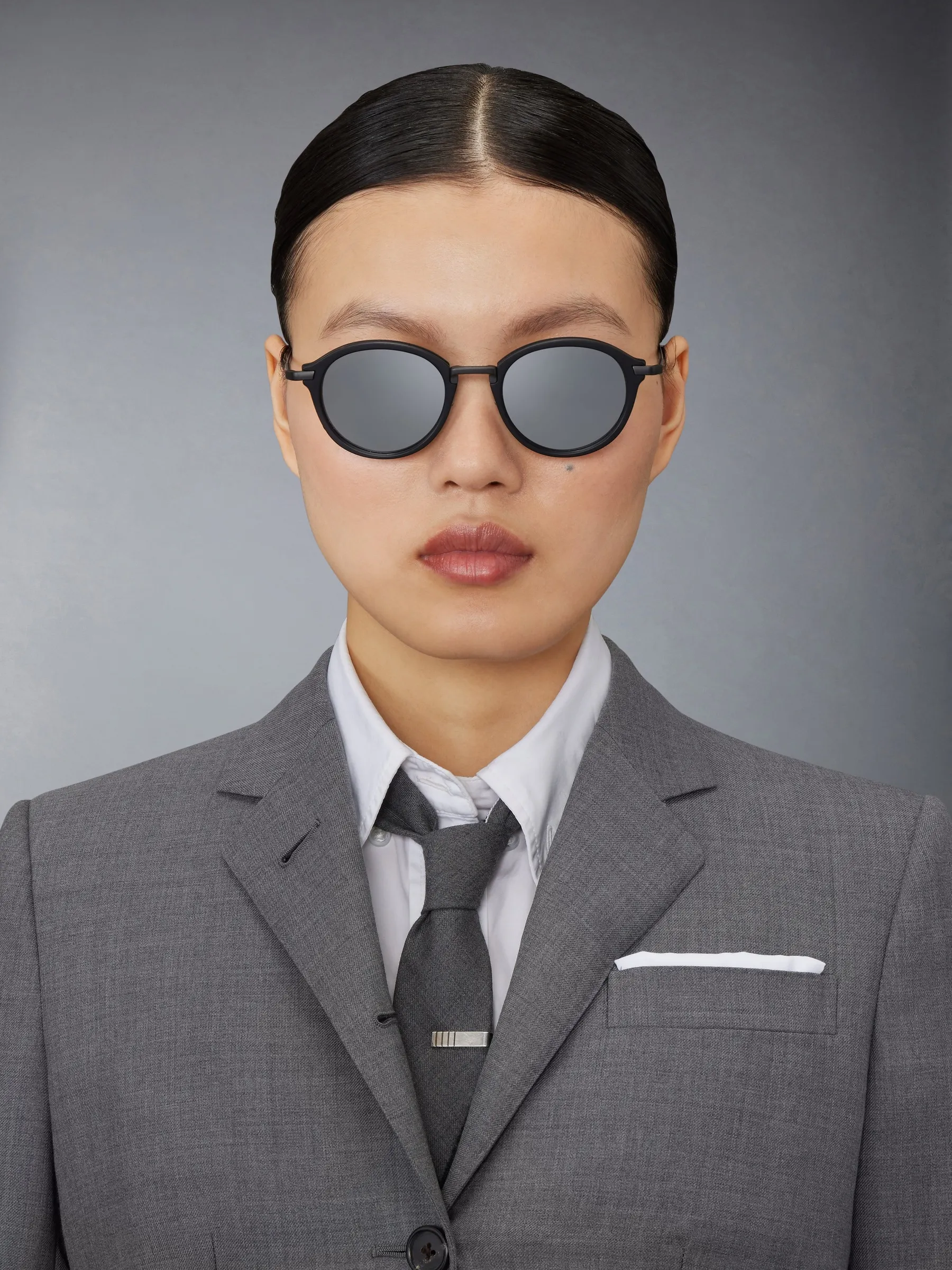 Model nosi Thom Browne UES011A sunčane naočare u boji Matt Black