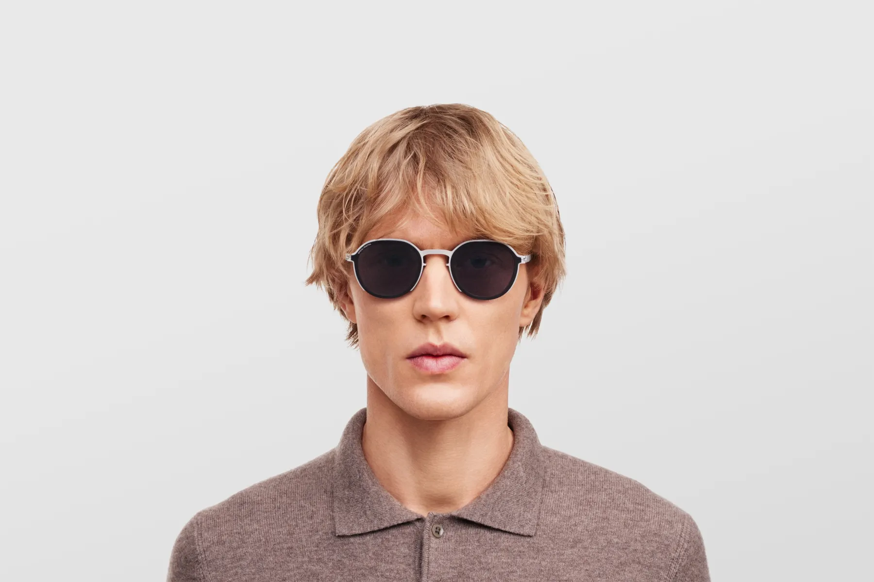 Mykita MR001 naočare, boja White Silver/Black, na licu