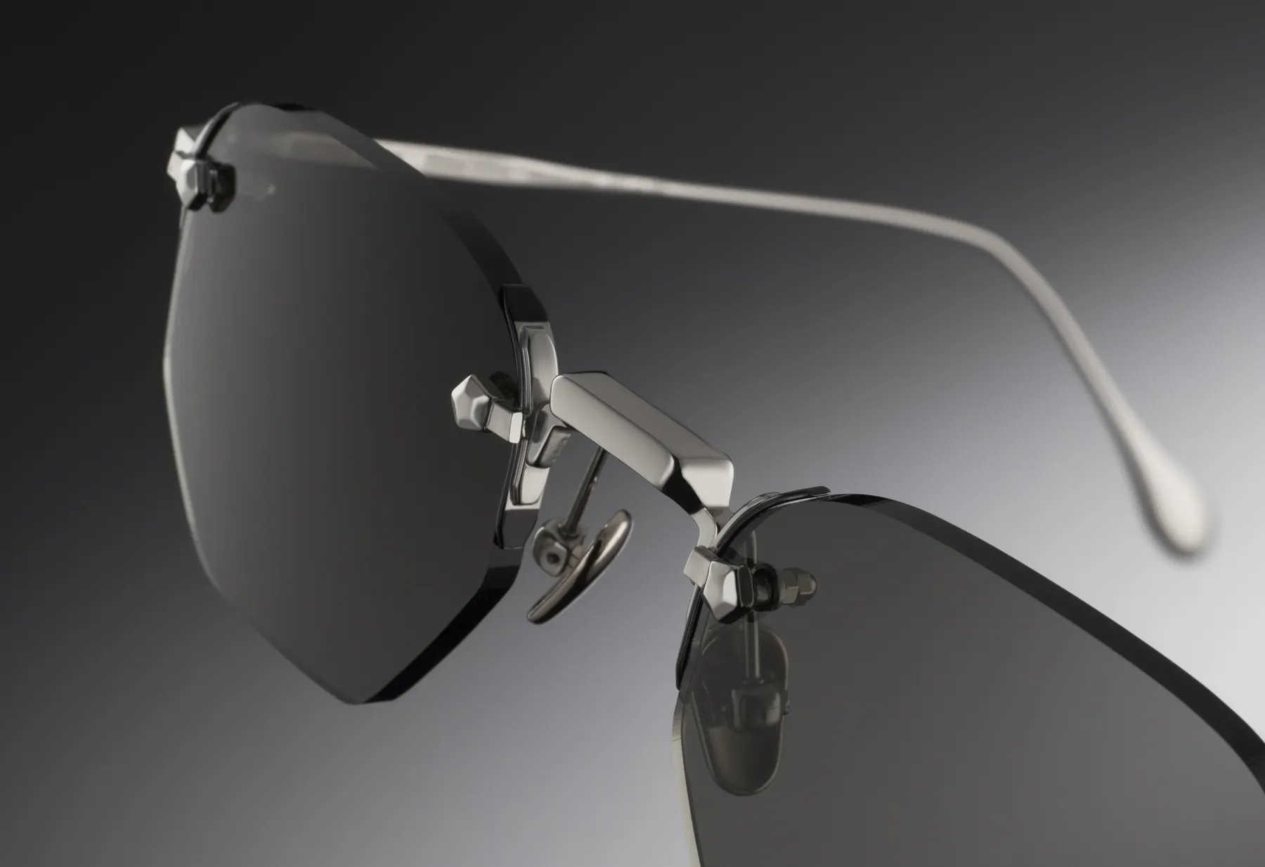 Massada Pentagon Essential in silver with dark lenses, close-up of the bridge and nose pads
