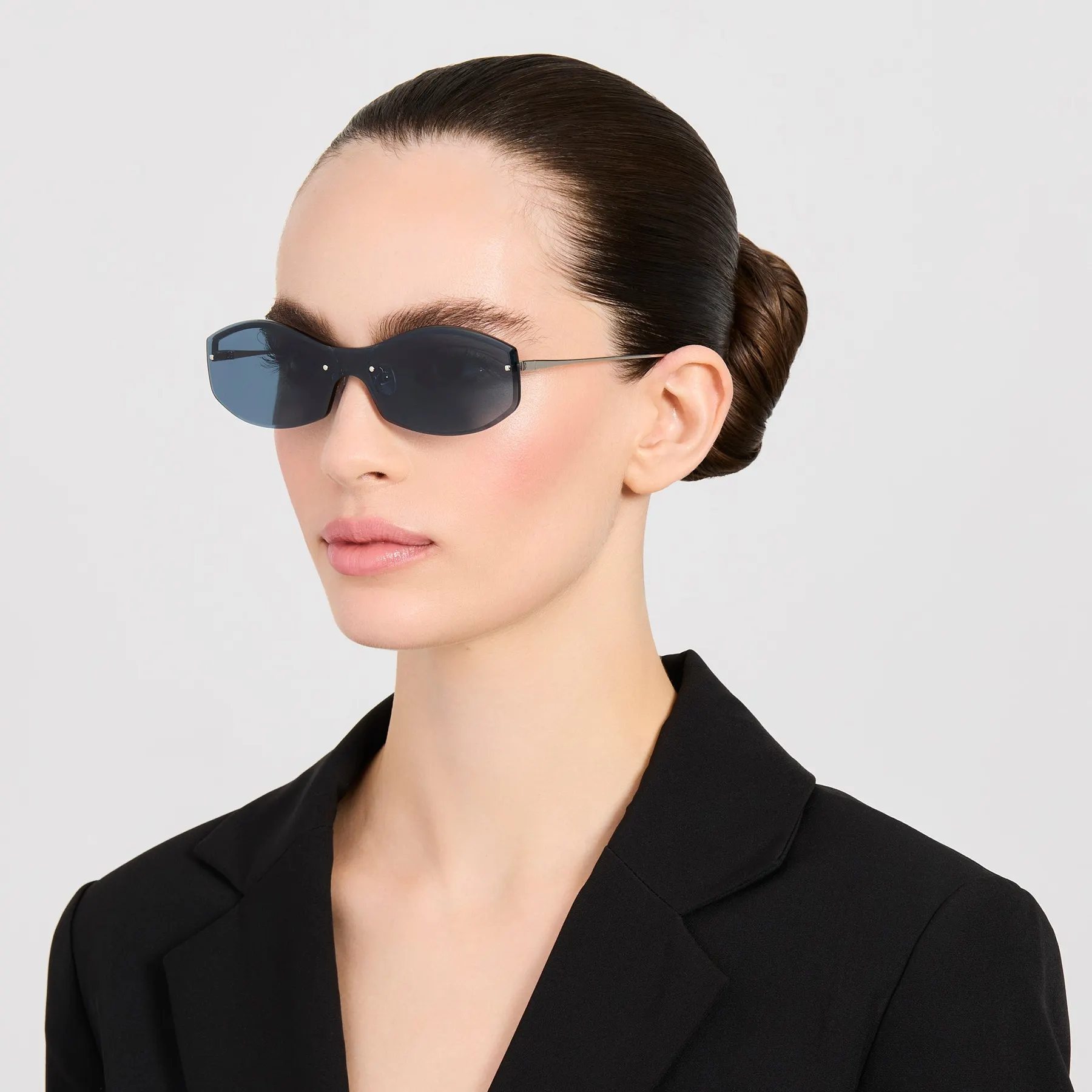 Model wearing Jacquemus Miami sunglasses in Silver