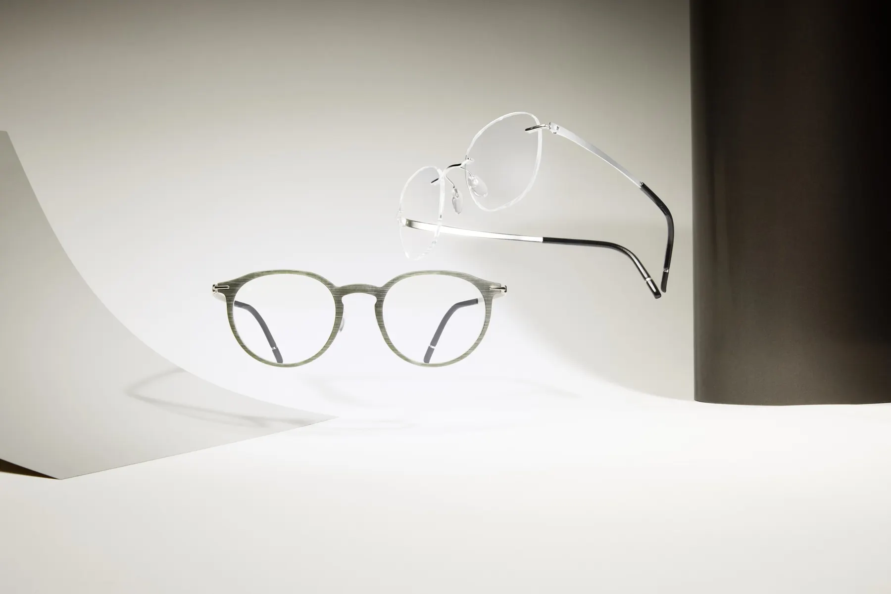 Silhouette Momentum Aurum 0L009 NJ, boja Pure Platinum, iza drugog Silhouette okvira