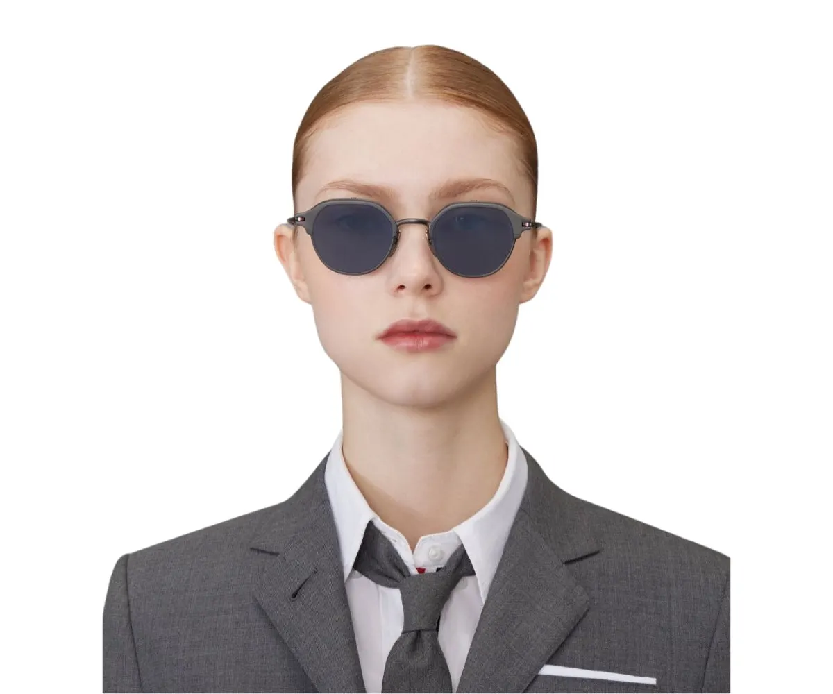 Model nosi Thom Browne UES812A sunčane naočare u boji Black Iron