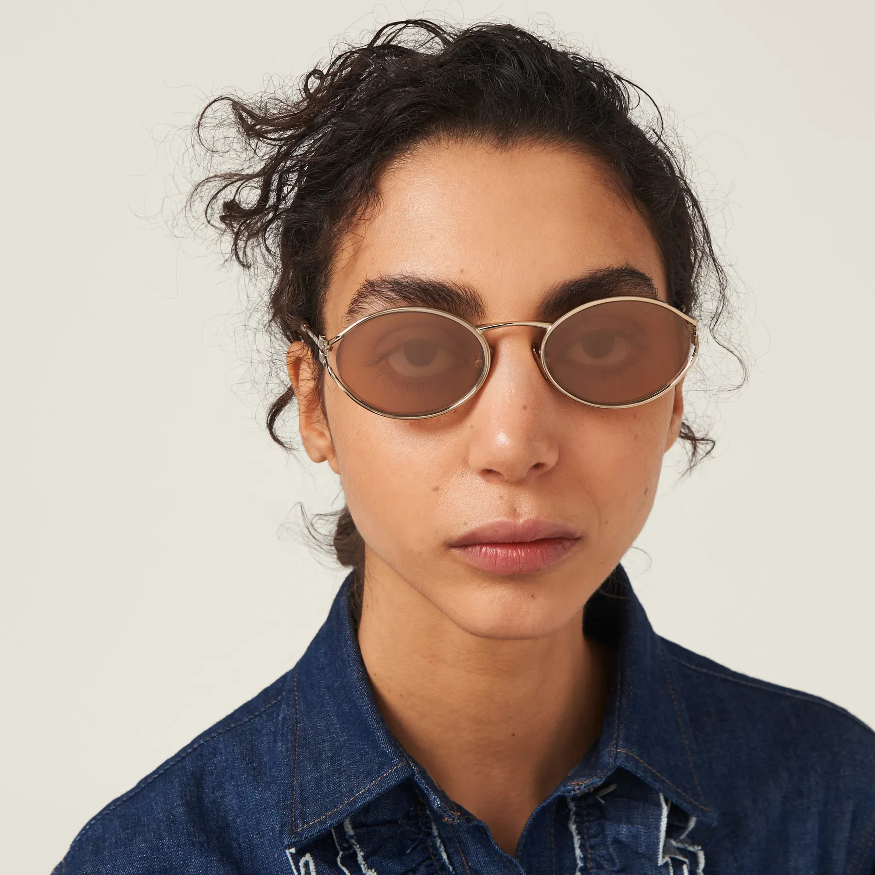 Model nosi Miu Miu Logo MU 52YS, svetlo zlatni okvir i stakla Rose Gold