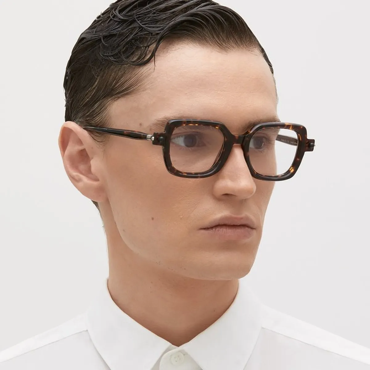 Model nosi Kuboraum P4 dioptrijske naočare, boja Tortoise