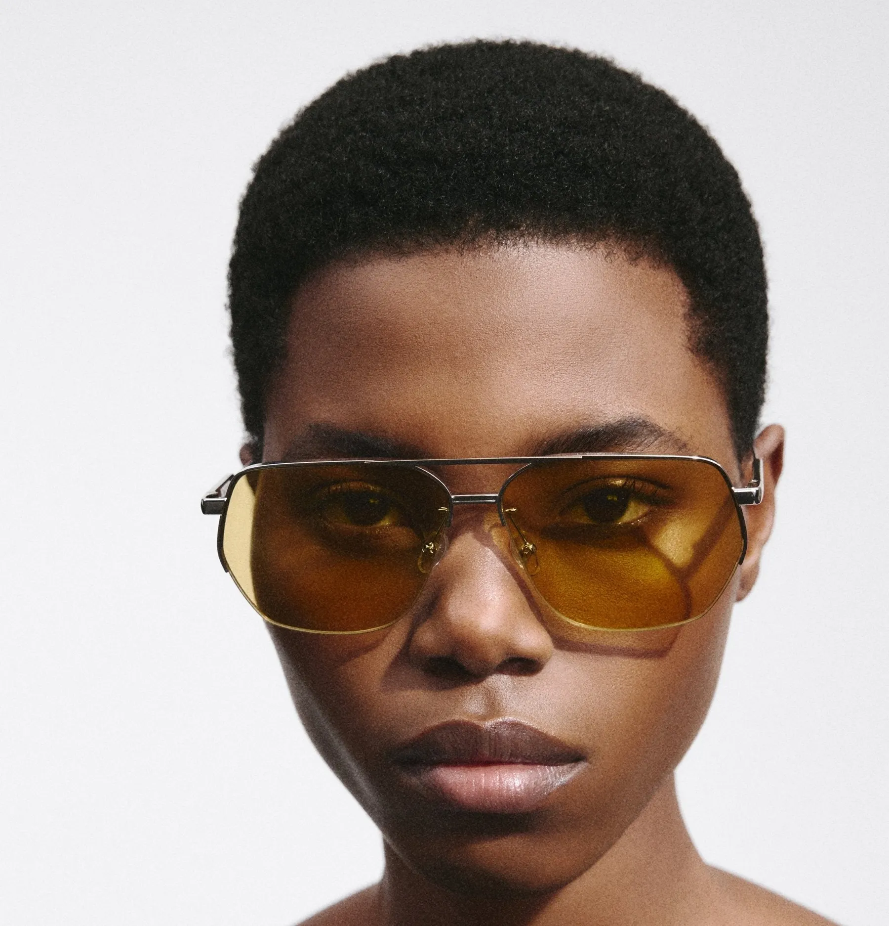 Model wearing Jacquemus Aviador sunglasses in Silver