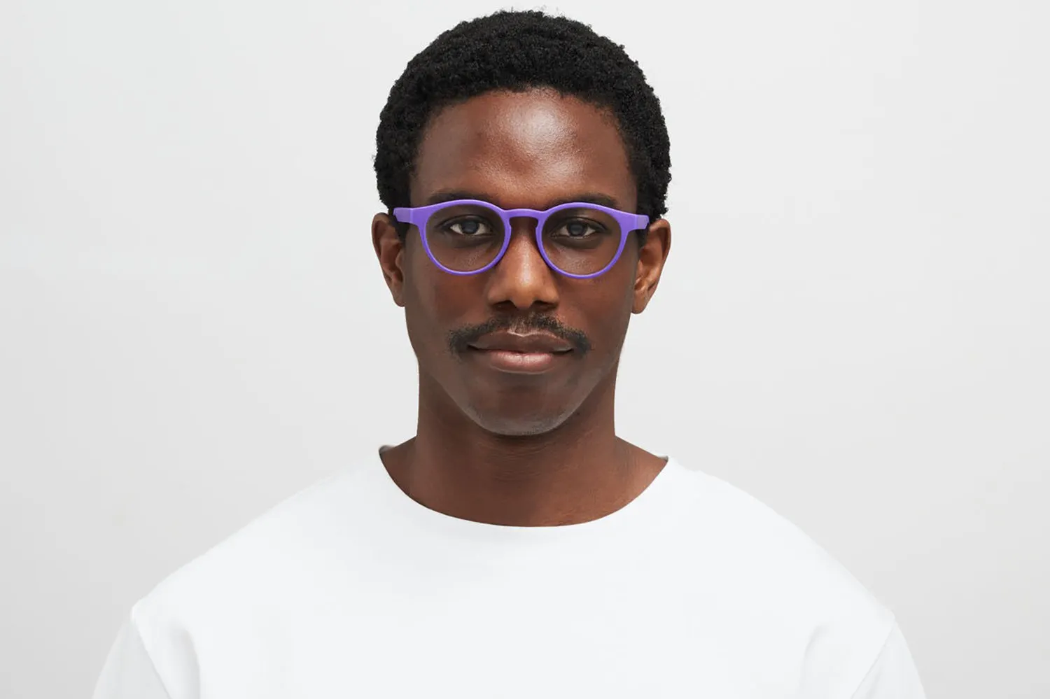 Model nosi Mykita Ellum dioptrijske naočare u boji True Purple