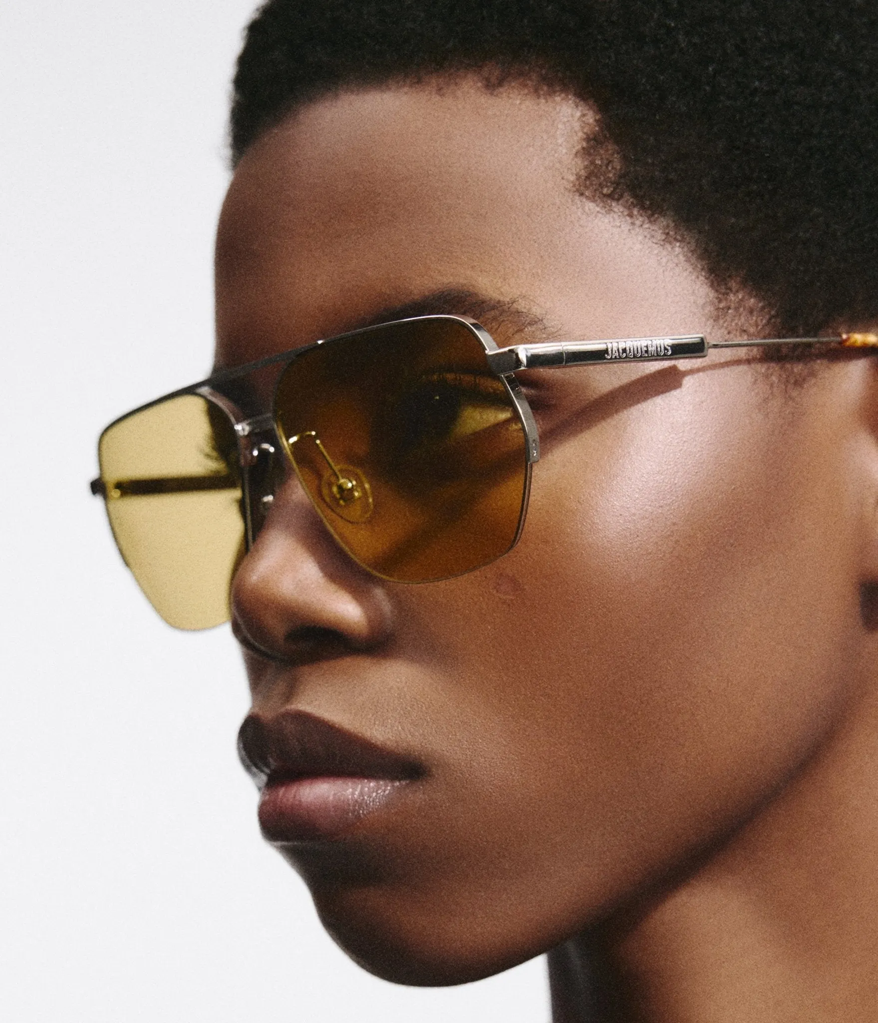 Model wearing Jacquemus Aviador sunglasses in Silver