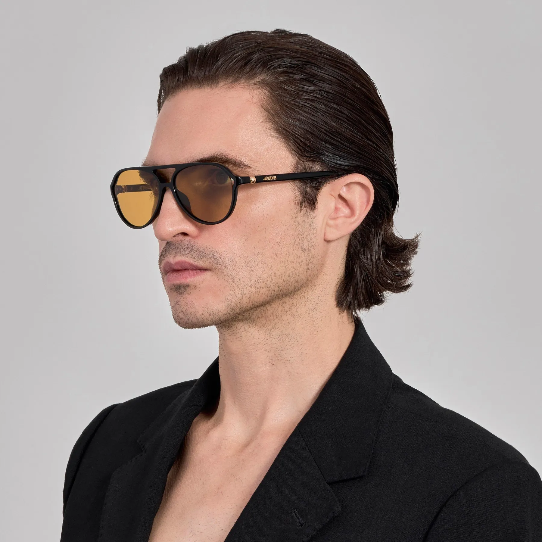 Model nosi Jacquemus Pastro sunčane naočare u boji Black