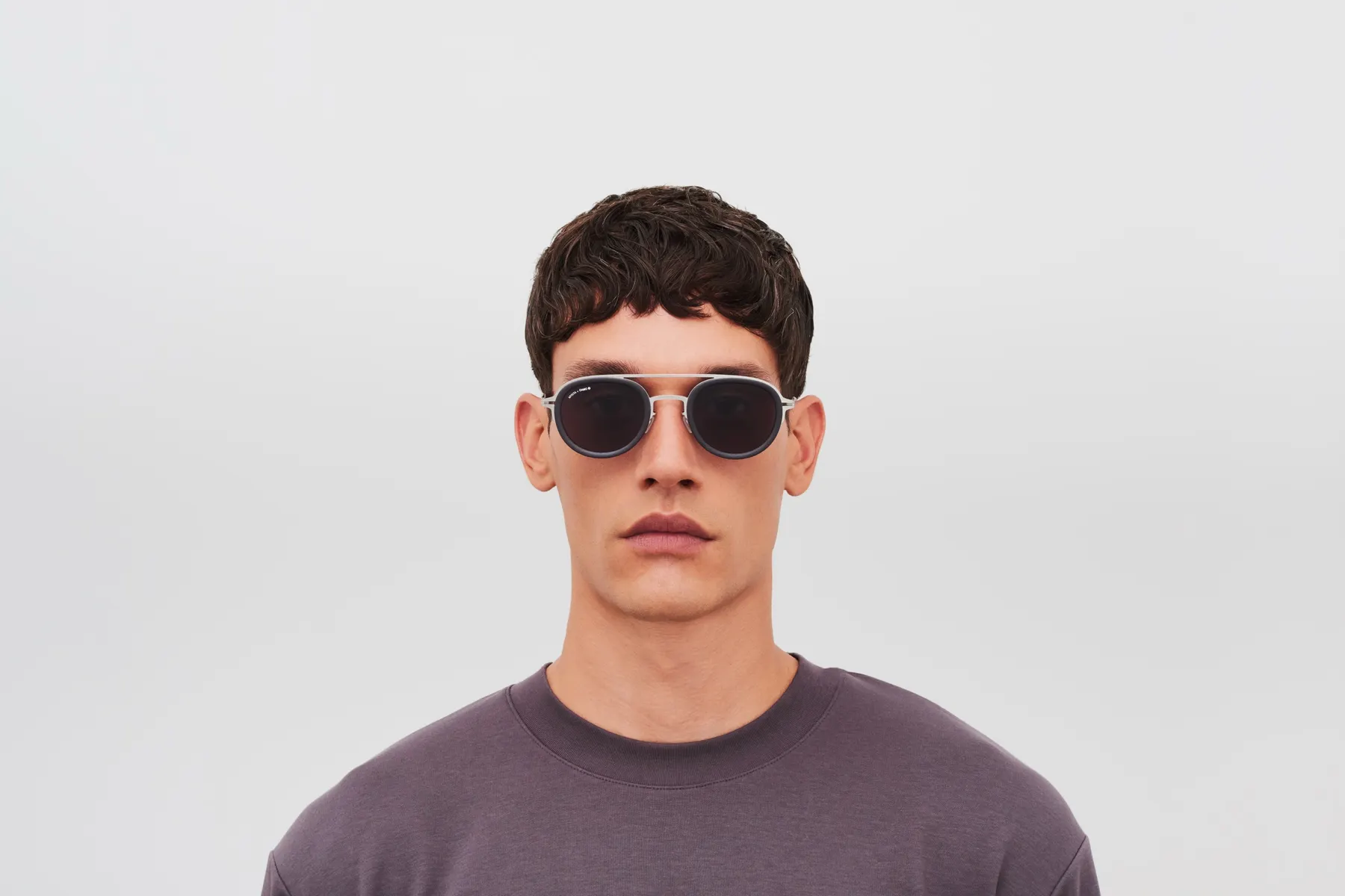 Mykita Grunt naočare, boja Slate Grey/Pearl, na licu