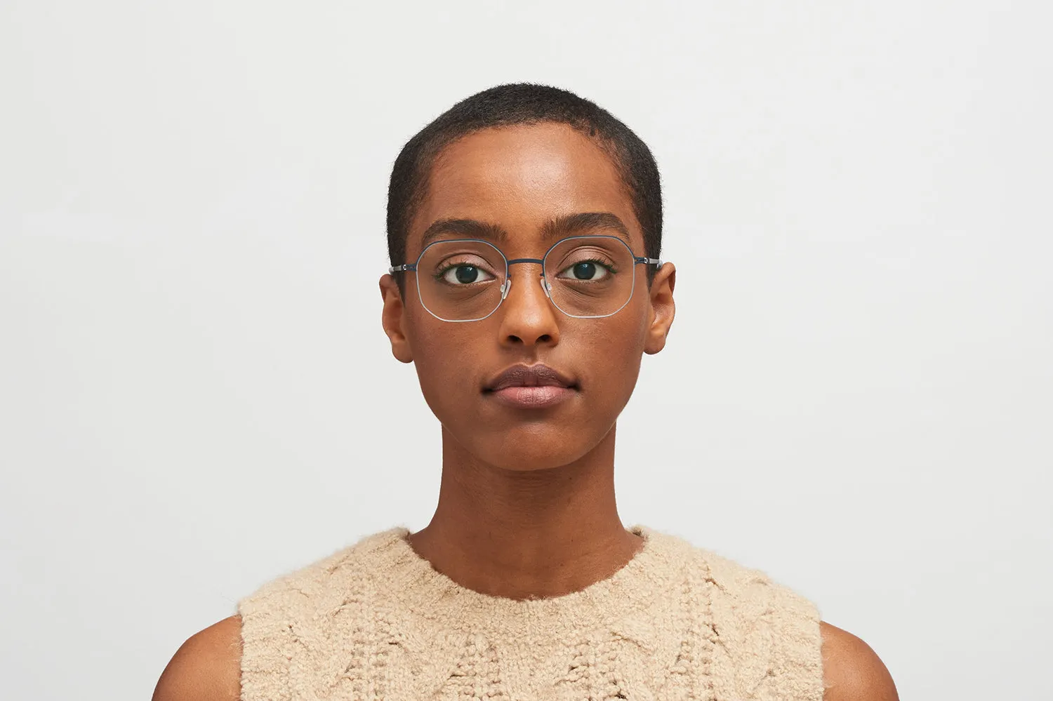 Model nosi Mykita Cat dioptrijske naočare u boji Shiny Graphite/Indigo