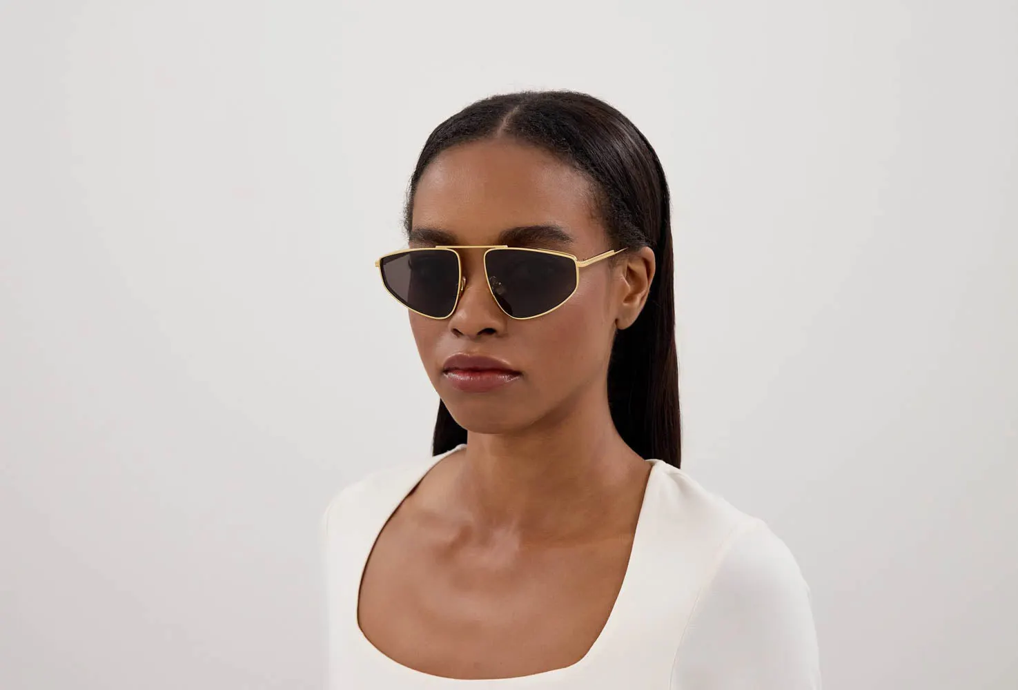 Bottega Veneta BV1466S sunčane naočare, boja Gold, na licu