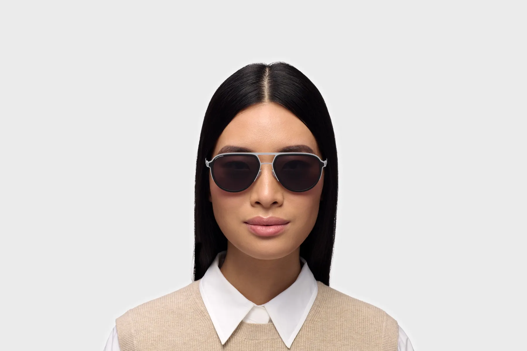 Mykita MR006 naočare, boja White Silver/Black, na licu