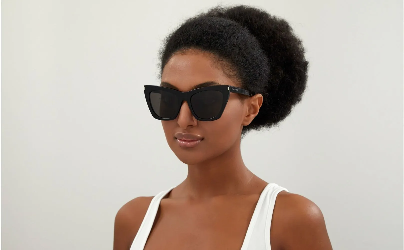 Model nosi Saint Laurent SL 214 Kate u crnoj boji, sa sivim staklima