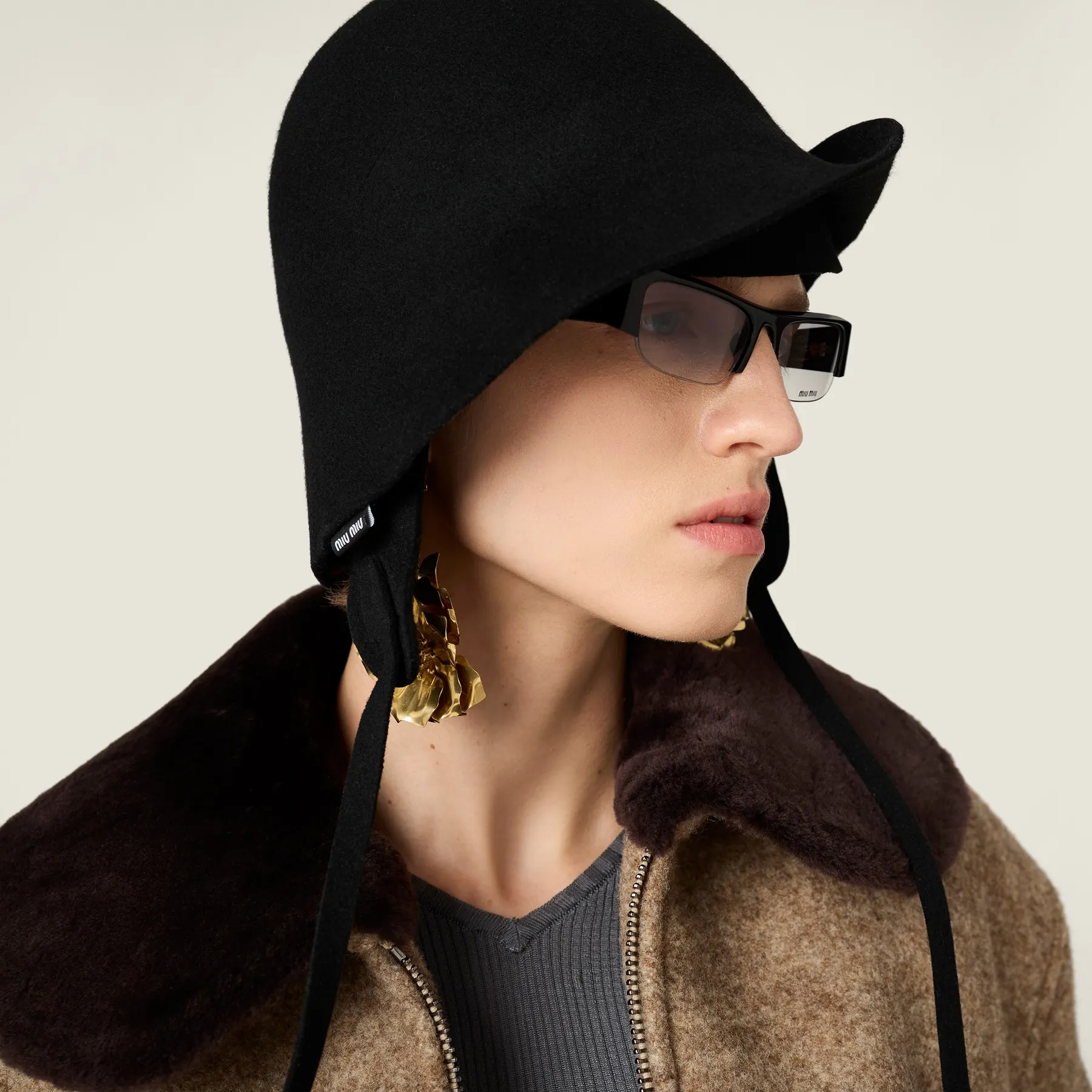 Model nosi Miu Miu Vedette MU B07S u crnoj boji