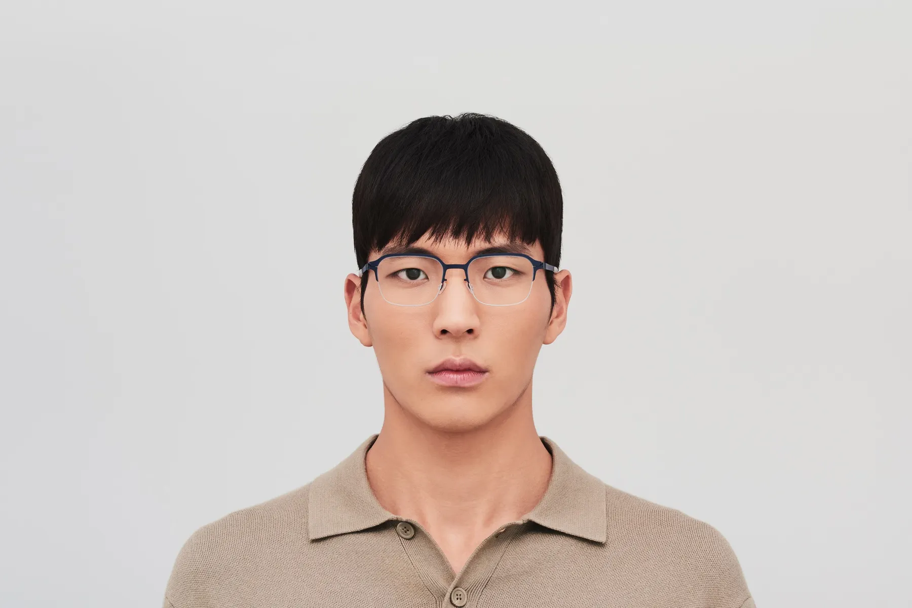 Mykita Cilian dioptrijske naočare, boja Navy/Silver, na licu
