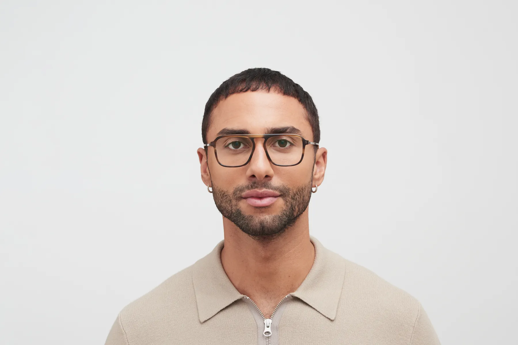 Model nosi Mykita Sonu